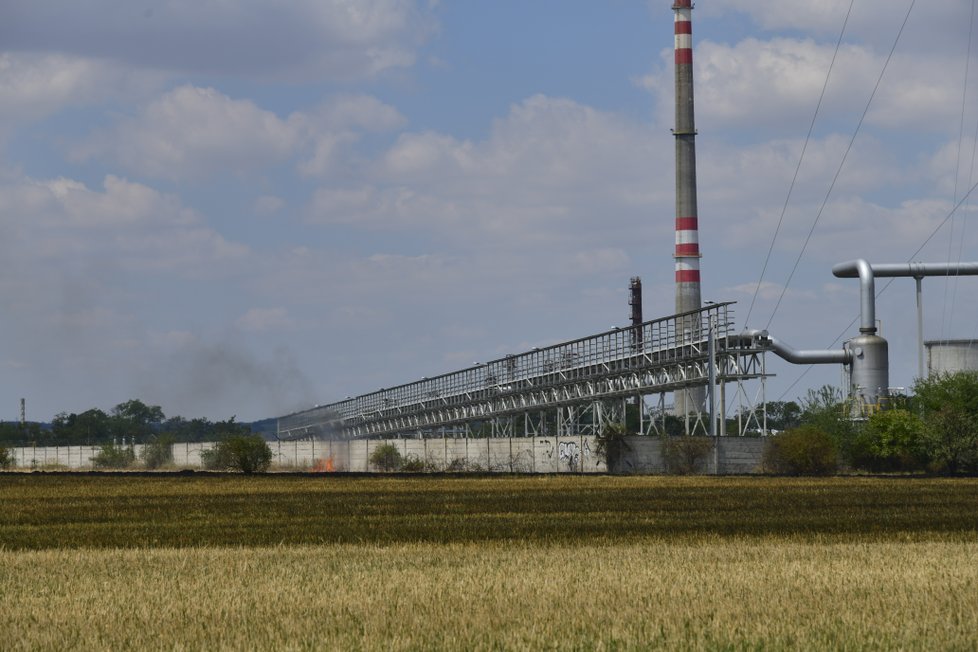 Požár pole u chemičky v Kralupech nad Vltavou