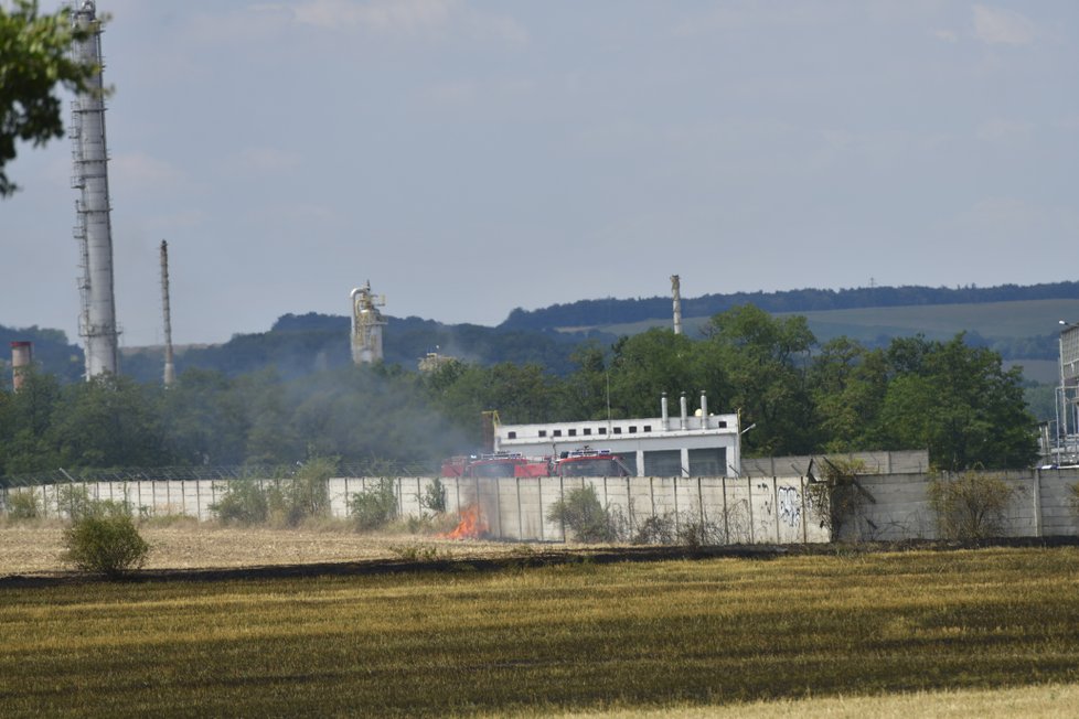 Požár pole u chemičky v Kralupech nad Vltavou