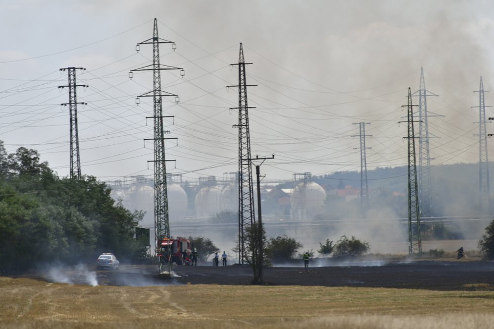 Požár pole u chemičky v Kralupech nad Vltavou