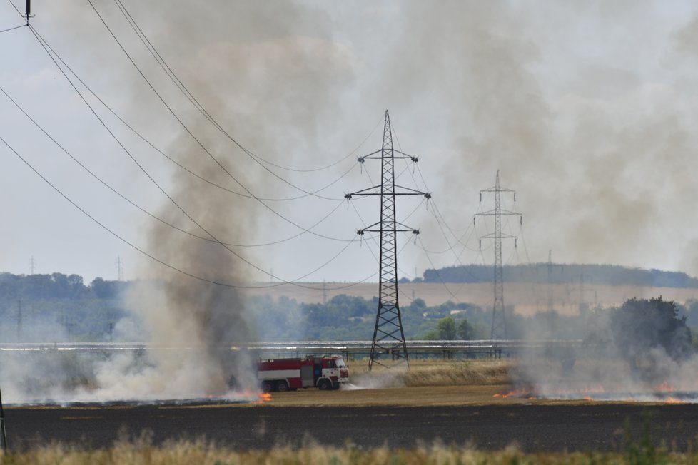 Požár pole u chemičky v Kralupech nad Vltavou.