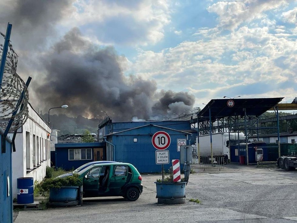 Požár kovošrotu v Kralupech nad Vltavou. (5. července 2022)