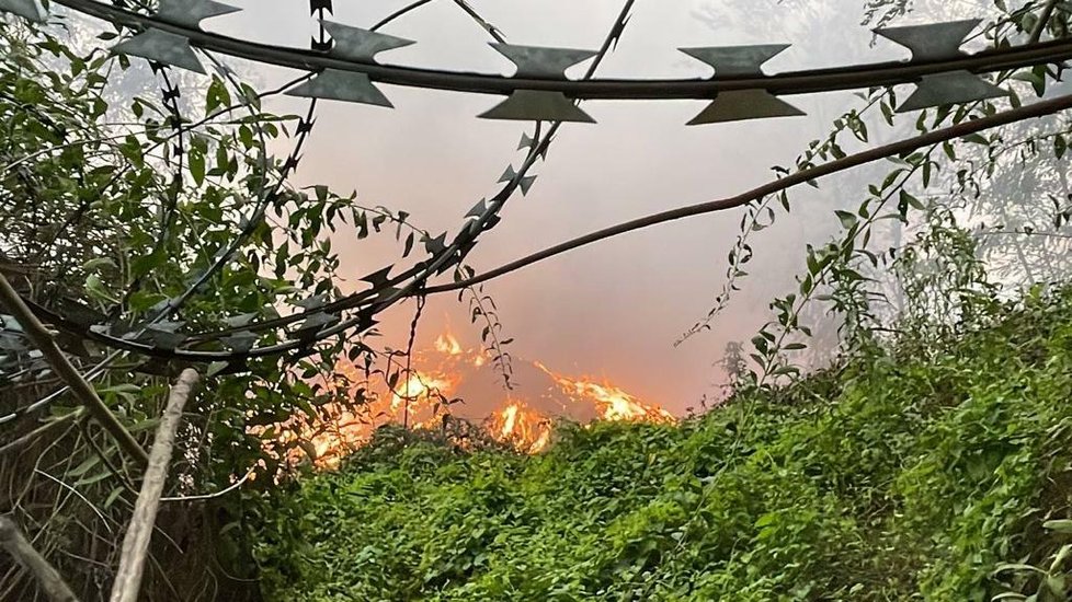 Požár kovošrotu v Kralupech nad Vltavou. (5. července 2022)