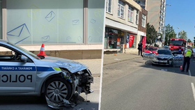Vůz strážců zákona se připletl do hrozné nehody: Policistka utrpěla vážná zranění!