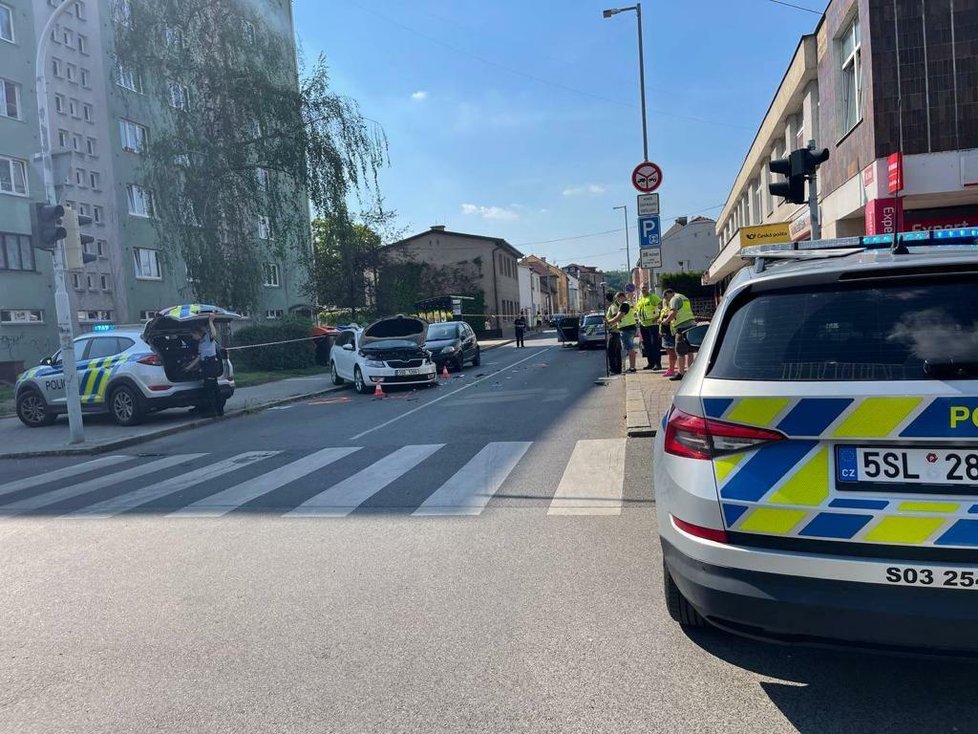 Nehoda policejního auta v Kralupech nad Vltavou skončila vážným zraněním policistky.
