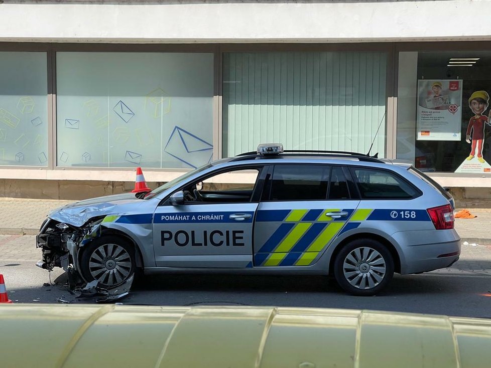 Nehoda policejního auta v Kralupech nad Vltavou skončila vážným zraněním policistky.
