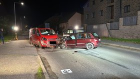 Drsná nehoda v Kralupech nad Vltavou: Čelní střet si vyžádal jednu oběť