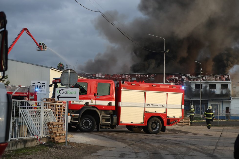 Požár haly v Kralupech nad Vltavou.