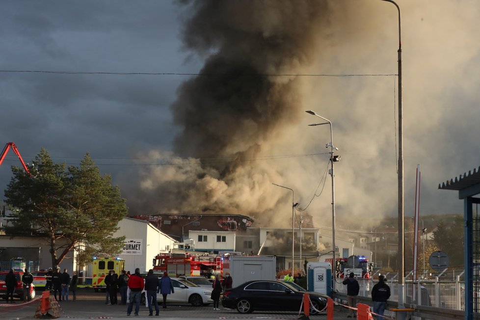 Požár haly v Kralupech nad Vltavou.