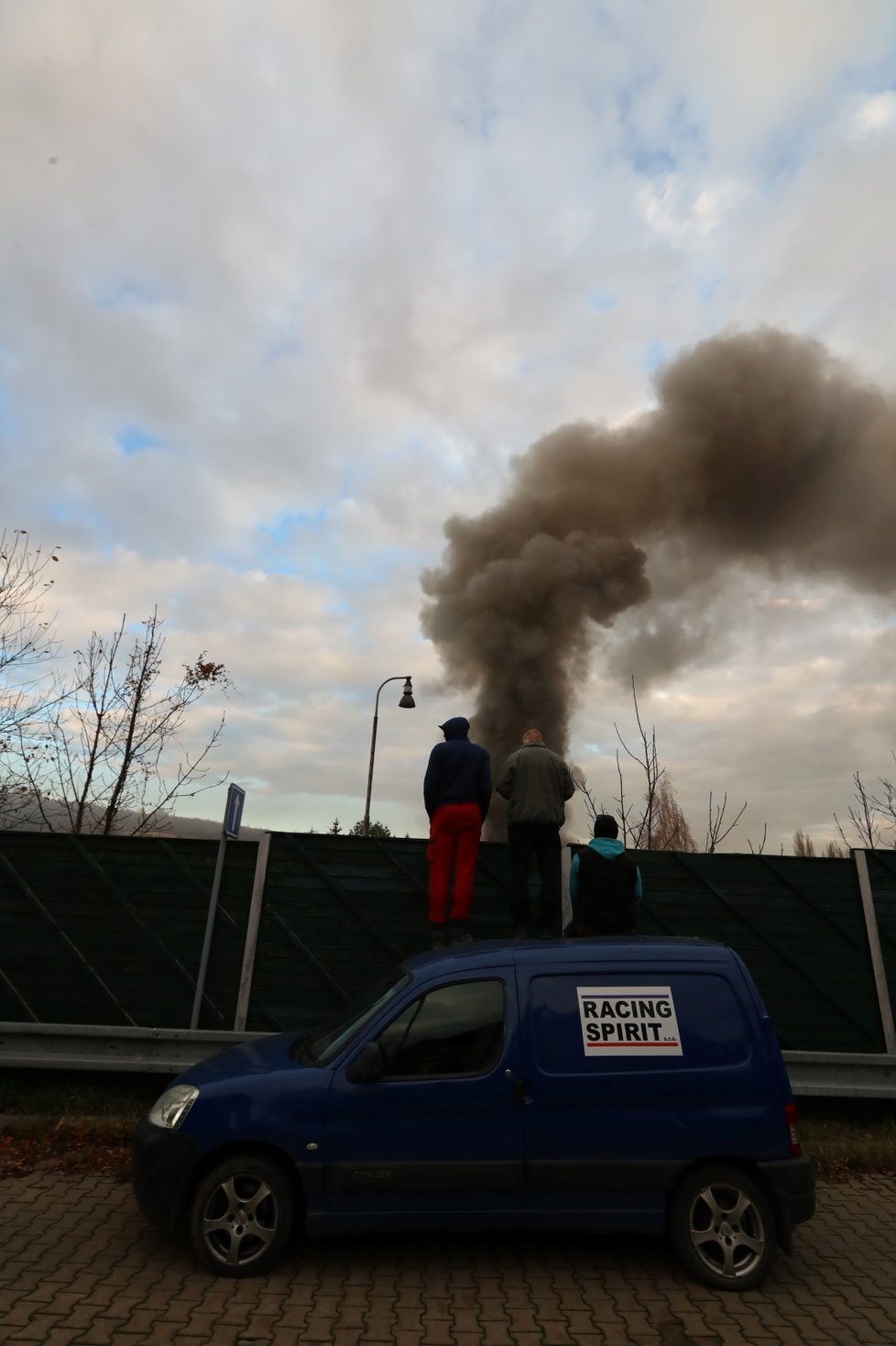 Požár haly v Kralupech nad Vltavou