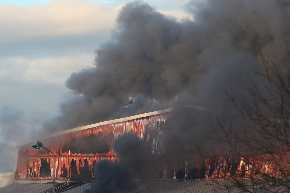Požár haly v Kralupech nad Vltavou.
