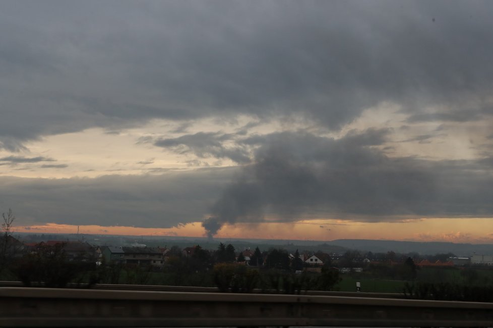 Požár haly v Kralupech nad Vltavou.