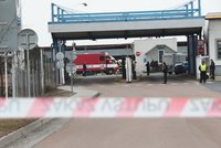 Výbuch v továrně na Vsetínsku: Sanitky převezly zraněné do nemocnice