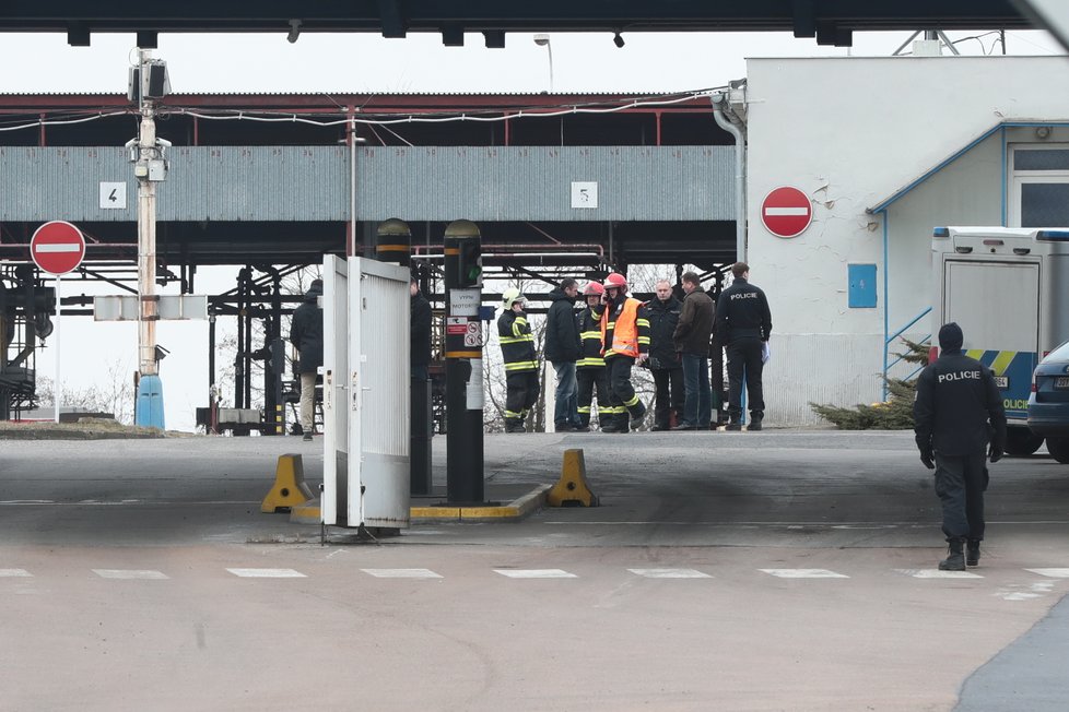 Při výbuchu plynu v areálu chemičky v Kralupech zemřelo šest lidí, dva se zranili.