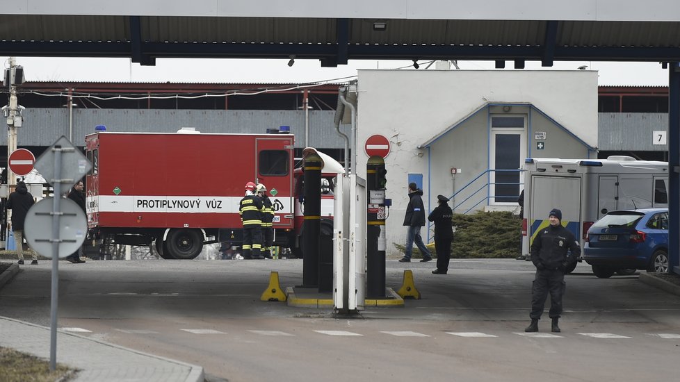 Při výbuchu plynu v areálu chemičky v Kralupech zemřelo šest lidí, dva se zranili.