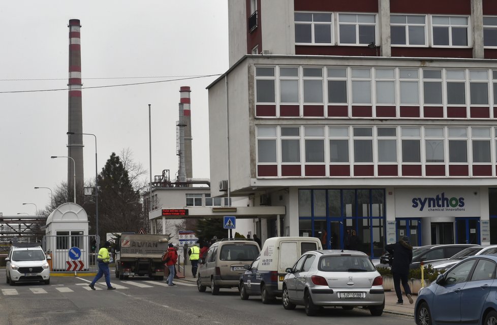 V kralupské chemičce vybuchla nádrž na pohonné hmoty, zemřelo šest lidí.