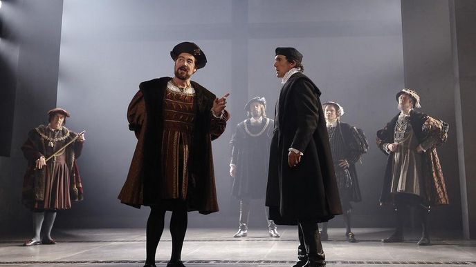 Králův pobočník. Co si Jindřich VIII. (Nathaniel Parker vlevo) zamane, to Thomas Cromwell (v podání Bena Milese) vykoná