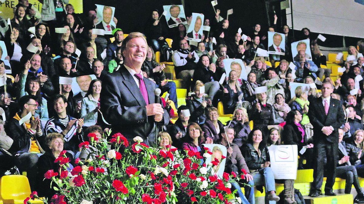 Maroš Kramár v roli Předsedy inspirované Mečiarem. Filmařům bylo doporučováno, aby netočili, aby měnili scénář i postavy. Politická mafie na Slovensku se jen tak nedá!