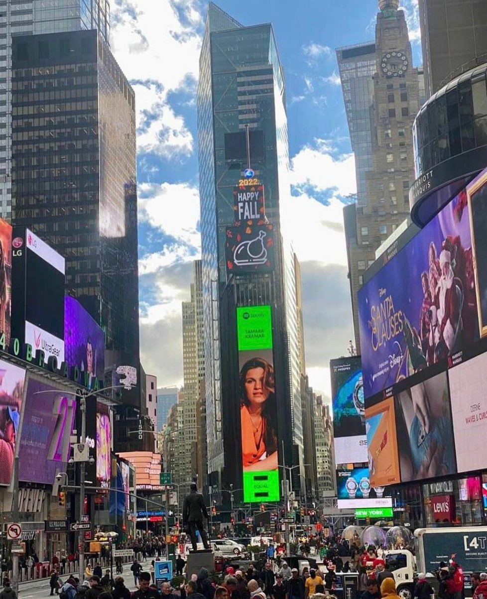 Dcera Maroše Kramára visí na Times Square.