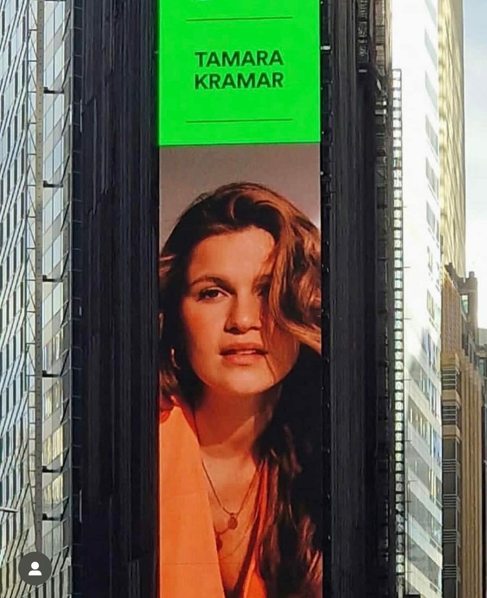 Dcera Maroše Kramára visí na Times Square.