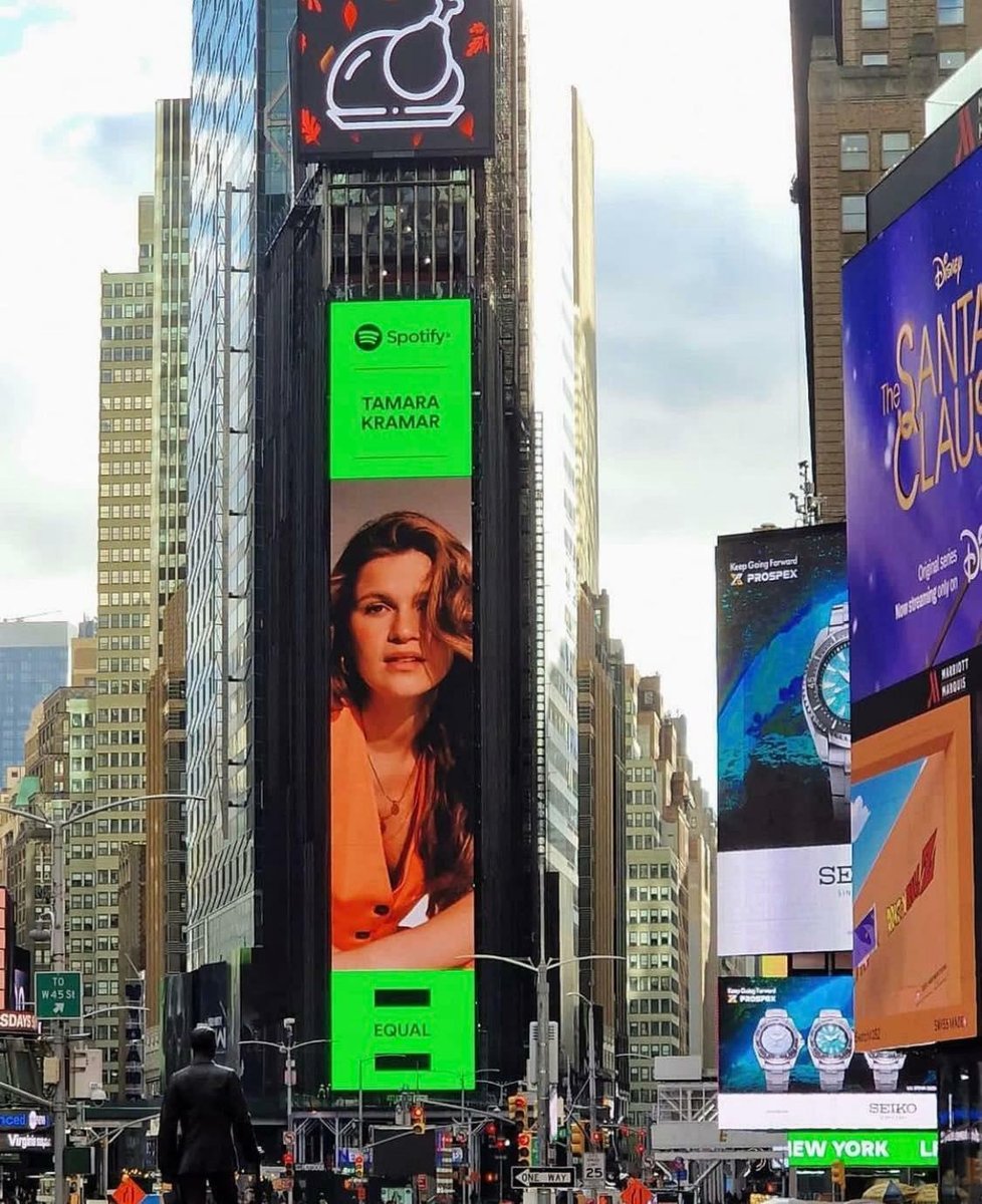 Dcera Maroše Kramára visí na Times Square.