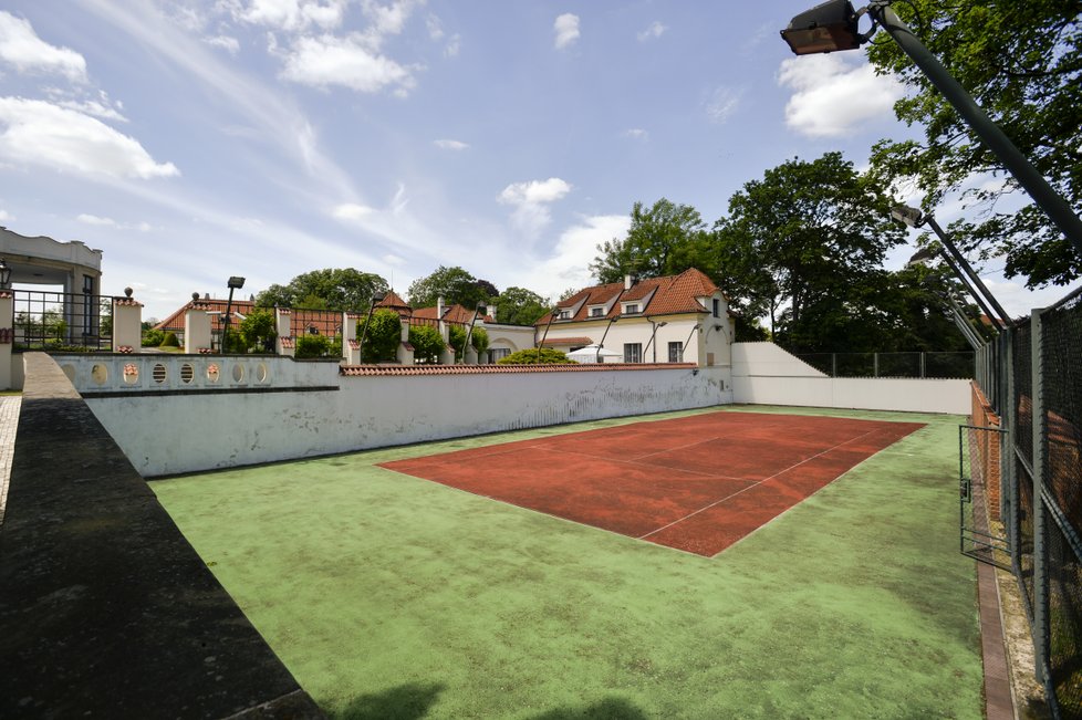 Součástí areálu je také hřiště, kde hrál několikrát tenis i pozdější prezident Václav Klaus.