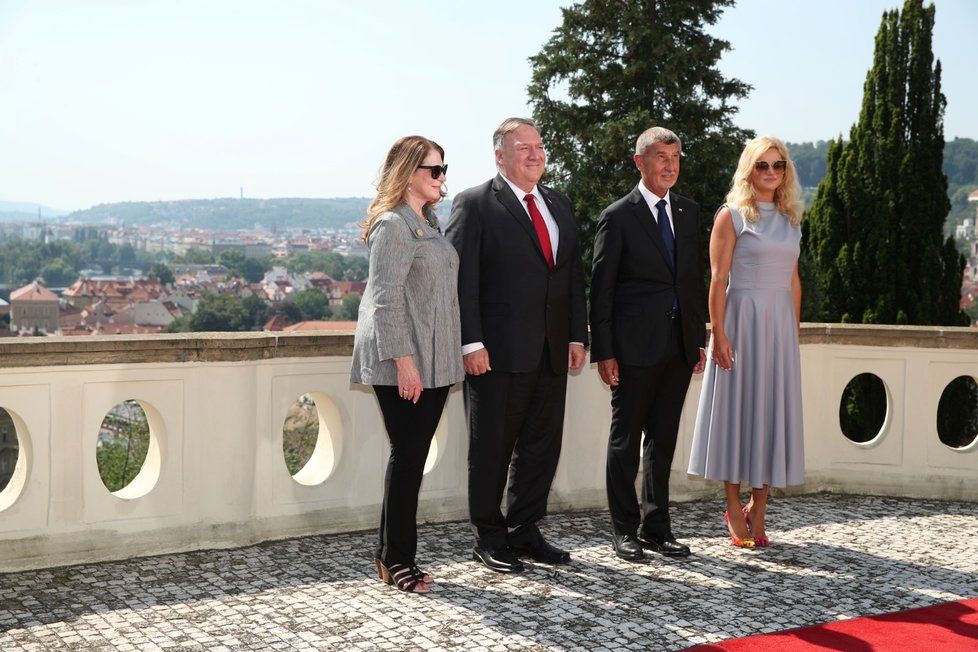 Kramářova vila: Zleva Susan Pompeová, Mike Pompeo, Andrej Babiš (ANO) a Monika Babišová (12. 8. 2020)