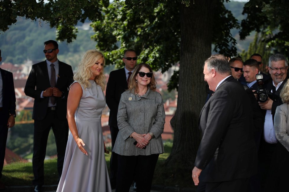 Kramářova vila: Monika Babišová, Mike Pompeo a Andrej Babiš (ANO, 12. 8. 2020)