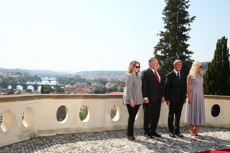 Kramářova vila: Zleva Susan Pompeová, Mike Pompeo, Andrej Babiš (ANO) a Monika Babišová (12. 8. 2020)