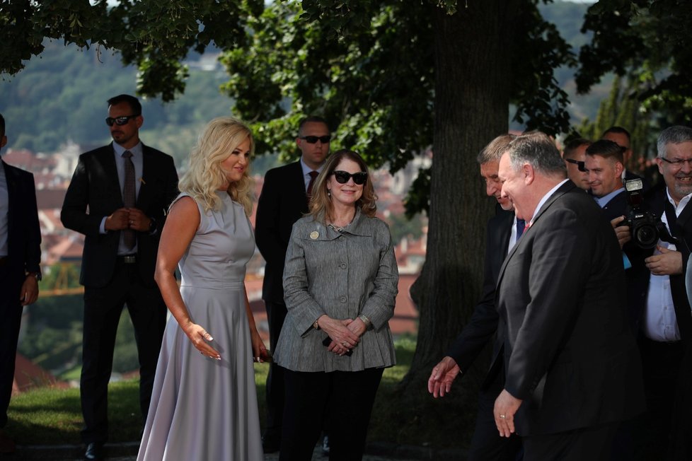 Kramářova vila: Monika Babišová, Mike Pompeo a Andrej Babiš (ANO; 12. 8. 2020)