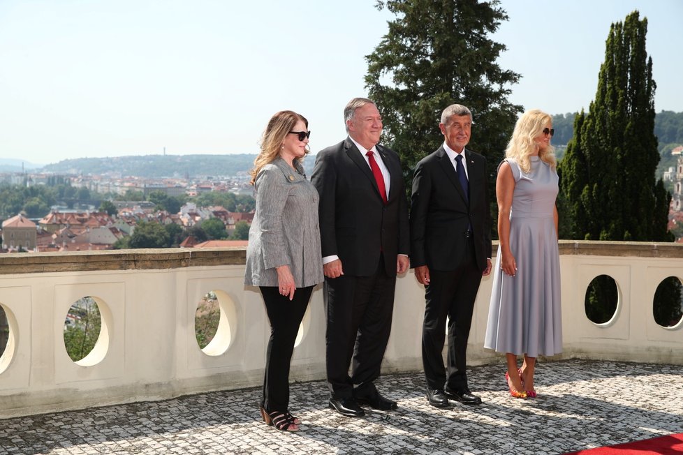 Kramářova vila: Zleva Susan Pompeová, Mike Pompeo, Andrej Babiš (ANO) a Monika Babišová (12. 8. 2020)