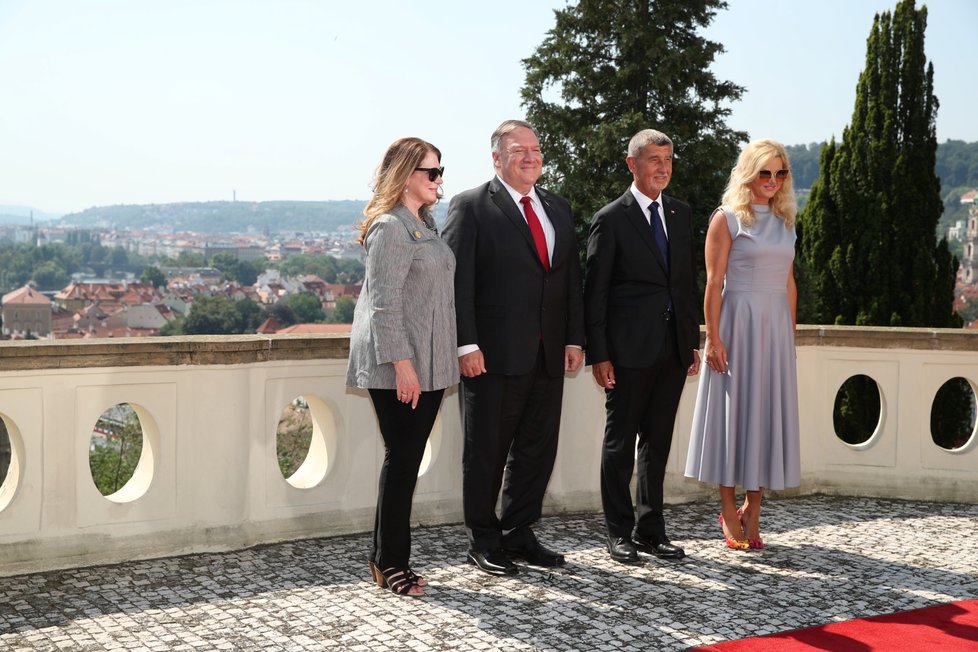 Kramářova vila: Zleva Susan Pompeová, Mike Pompeo, Andrej Babiš (ANO) a Monika Babišová (12. 8. 2020)