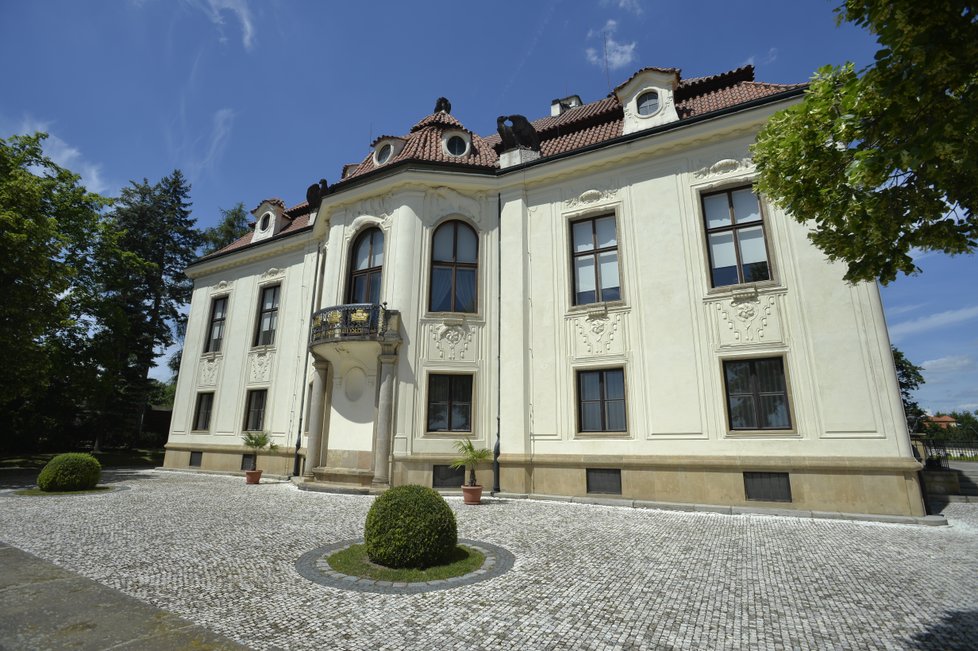 Kramářova vila je sídlem českých premiérů, přístupná je dvakrát do roka, a to ne celá.