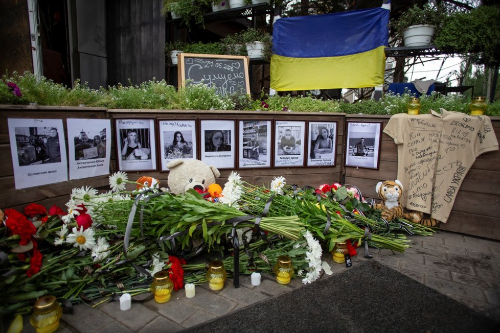 Pomníček zabitých u pizzerie Ria v Kramatorsku (30. 6. 2023).