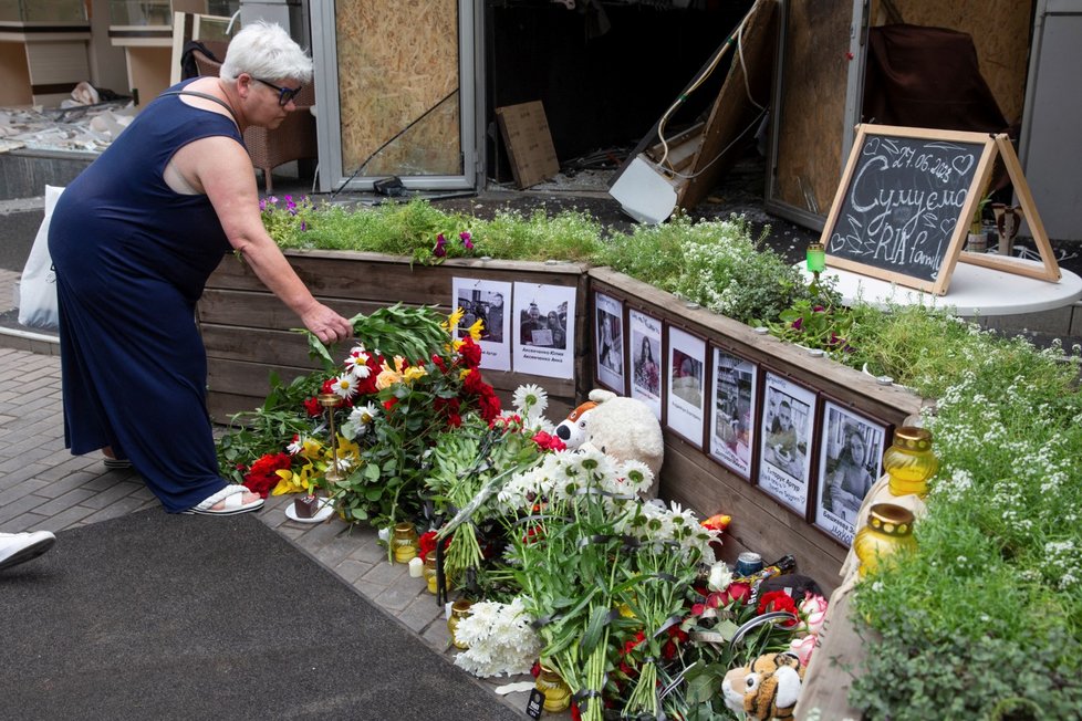 Pomníček zabitých u pizzerie Ria v Kramatorsku (30. 6. 2023).