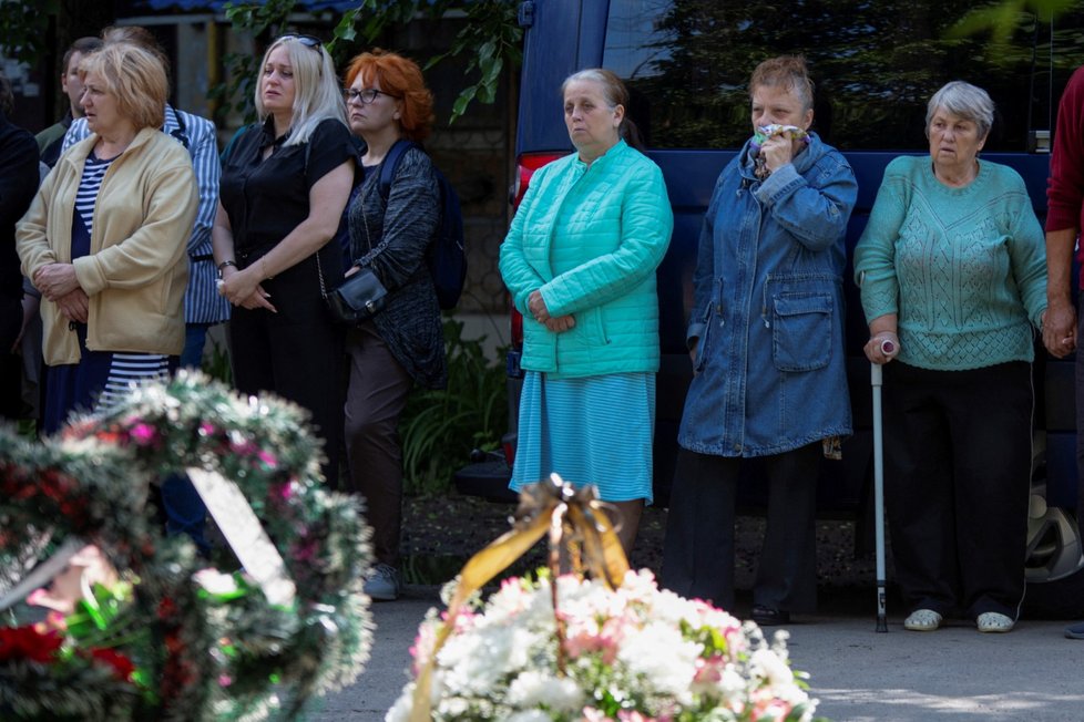 Pohřeb dvojčat Anny a Julije (†14), zabitých ruskou raketou v Kramatorsku (30. 6. 2023).
