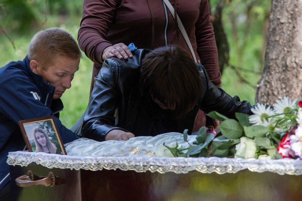Pohřeb dvojčat Anny a Julije (†14), zabitých ruskou raketou v Kramatorsku (30. 6. 2023).