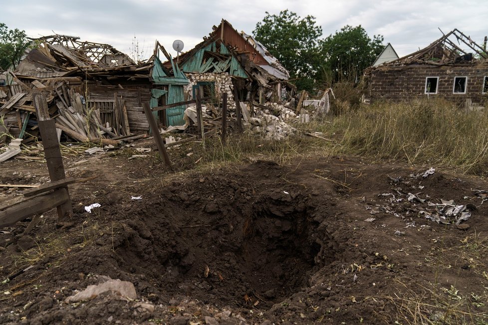 Kramatorsk: Kráter po ruském ostřelování (13. 8.).