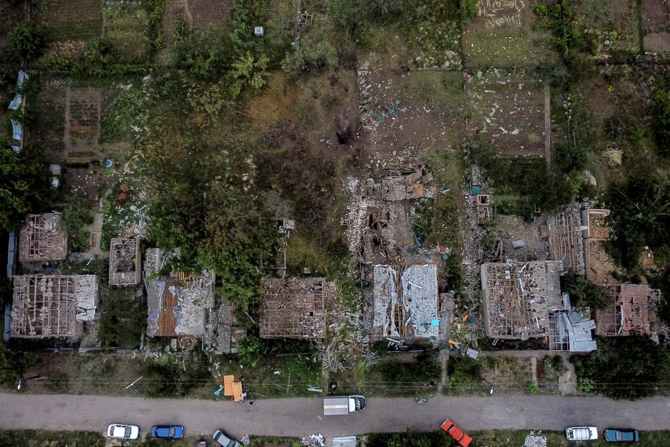 Kramatorsk: Kráter po ruském ostřelování (13. 8.).