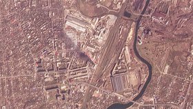 Satelitní snímek z Kramatorsku krátce poté, co střela zasáhla nádraží plné lidí.