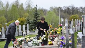 Rodiče Petra K. na hrobě Moniky a Klárky