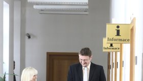 Obhájkyně Jana Rejžková se se státním zástupcem Vítem Legerským na chodbě smála
