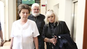 Maminka Petra K. Irena odchází s manželem Karlem a Janou Rejžkovou od soudu.