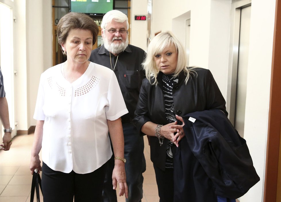 Maminka Petra K. Irena odchází s manželem Karlem a Janou Rejžkovou od soudu