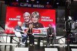 Zuzana Bubílková a Jiří Krampol s moderátorem Petrem Mackem v talk show Blesku v Mattoni Life Baru na MFF KV 2023