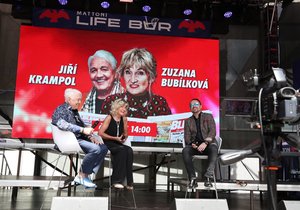 Zuzana Bubílková a Jiří Krampol s moderátorem Petrem Mackem v talk show Blesku v Mattoni Life Baru na MFF KV 2023