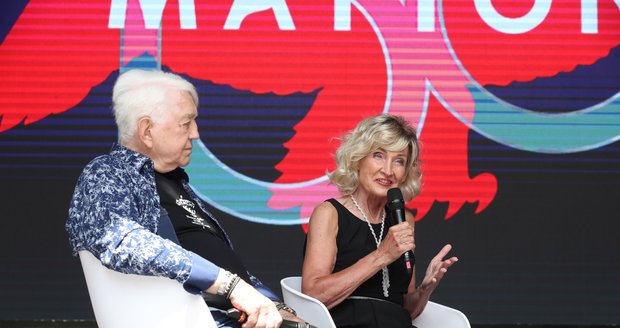Zuzana Bubílková a Jiří Krampol s moderátorem Petrem Mackem v talk show Blesku v Mattoni Life Baru na MFF KV 2023