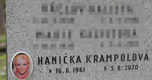 Jiří Krampol uložil urnu se svou paní k poslednímu odpočinku.