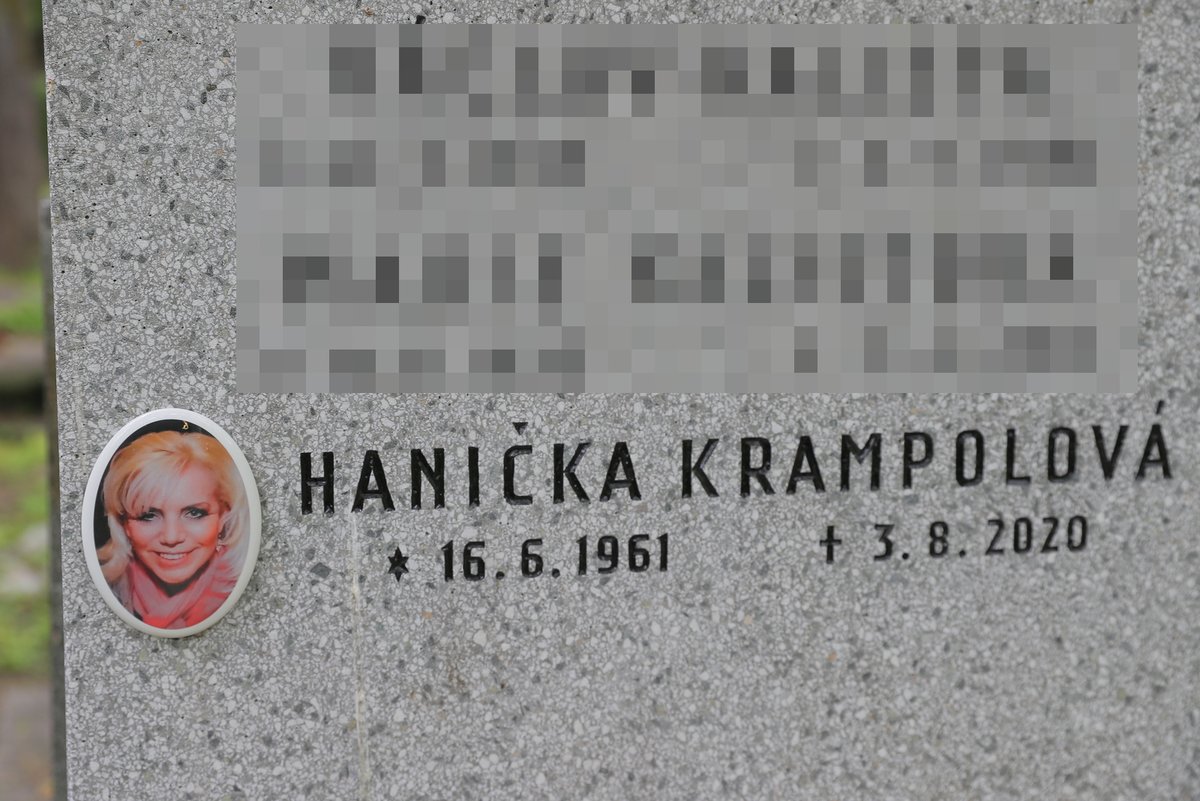 Jiří Krampol uložil urnu se svou paní k poslednímu odpočinku.