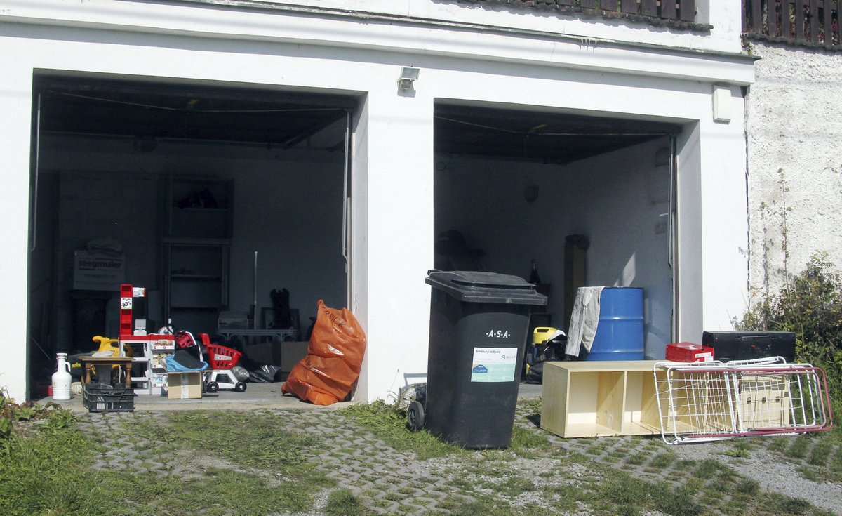 Krampolovi něco z domku rozdali známým a zbytek dali po americkém způsobu do garážového výprodeje.