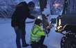 Policista hledal na džípu stopy laku.